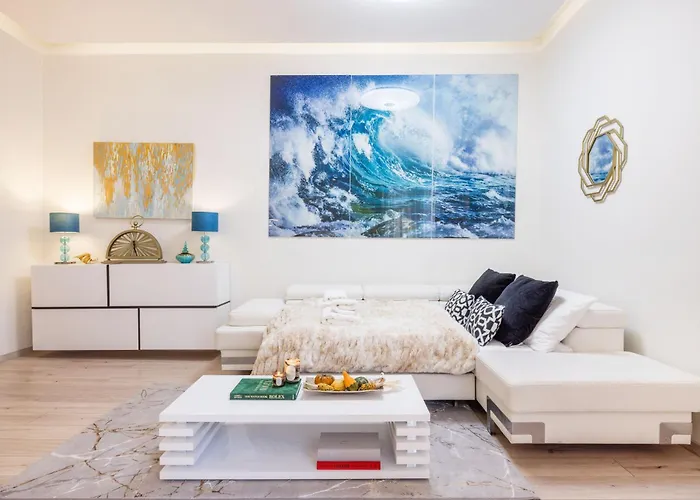 Designer Luxury Next To Dohany Synagogue With Balcony