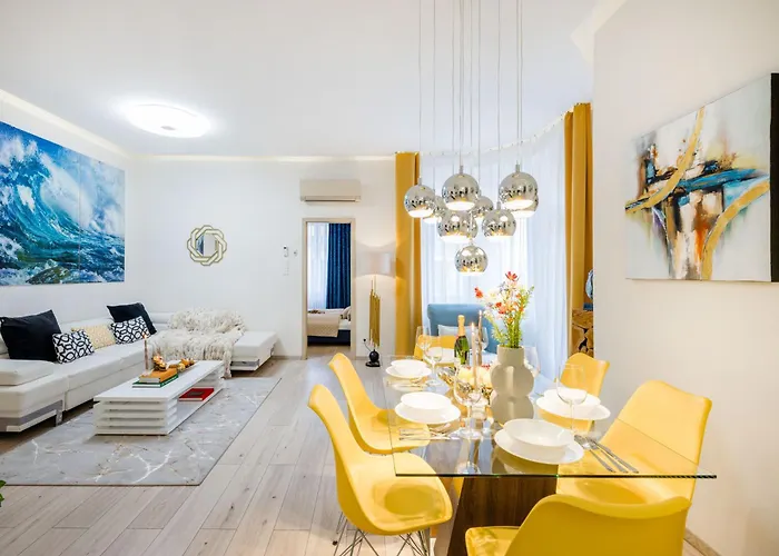 Designer Luxury Next To Dohany Synagogue With Balcony