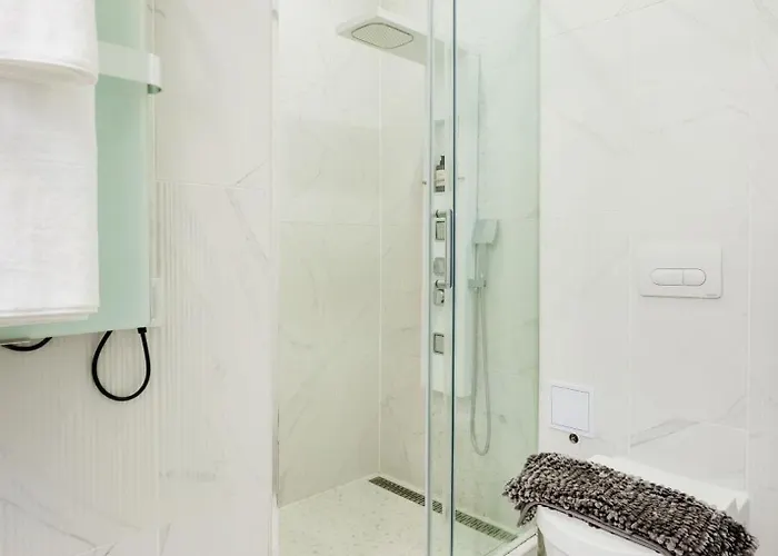 Designer Luxury Next To Dohany Synagogue With Balcony