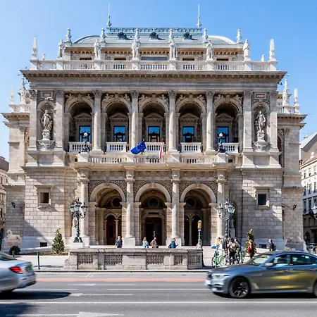 Designer Luxury Next To Dohany Synagogue With Balcony