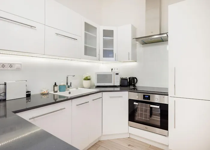 Designer Luxury Next To Dohany Synagogue With Balcony *