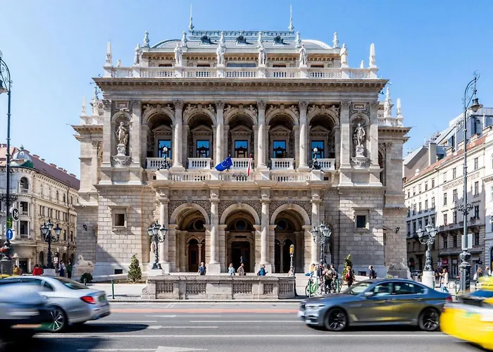 Designer Luxury Next To Dohany Synagogue With Balcony